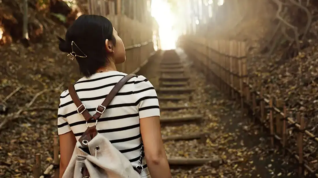 Joven caminando solo con mochila, símbolo de búsqueda interior, propósito y decisiones personales.