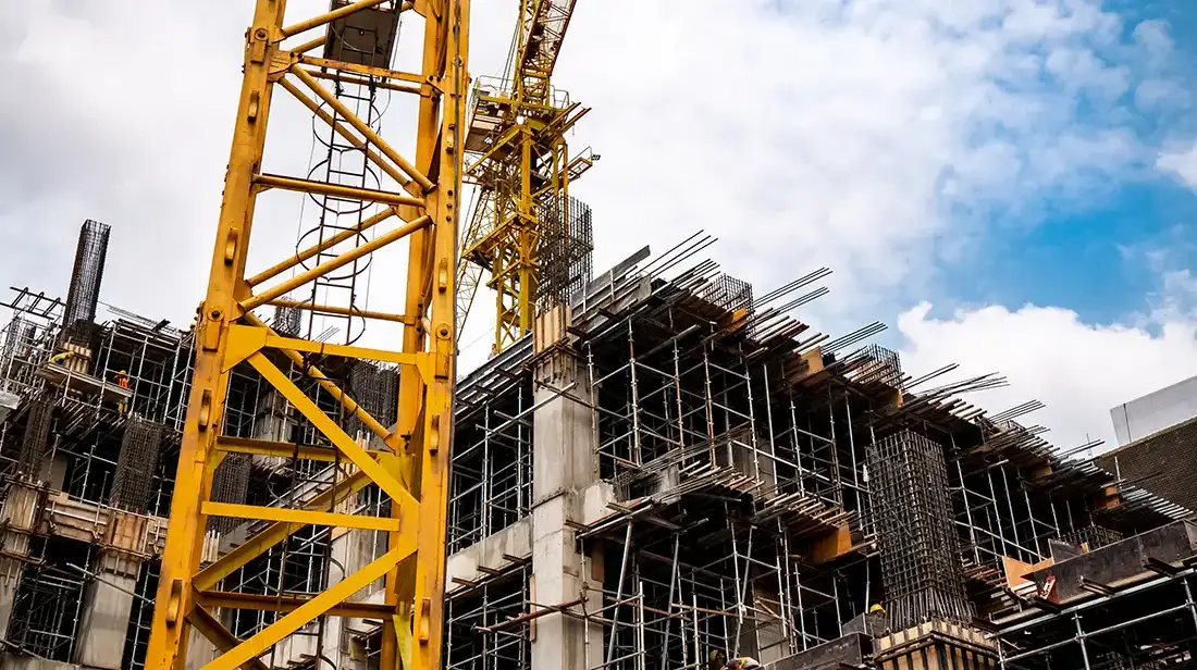 Obras en construcción en Asunción con grúas y estructuras de hormigón, símbolo del auge inmobiliario en Paraguay.