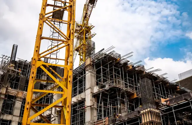 Obras en construcción en Asunción con grúas y estructuras de hormigón, símbolo del auge inmobiliario en Paraguay.