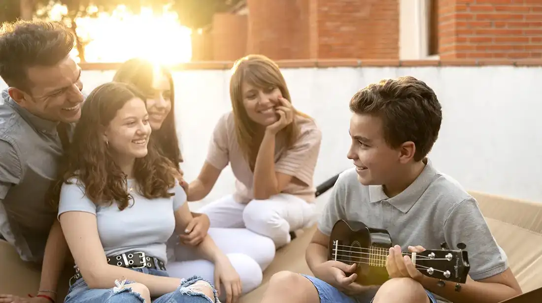 Familia compartiendo un domingo en unión, oración y descanso con propósito.