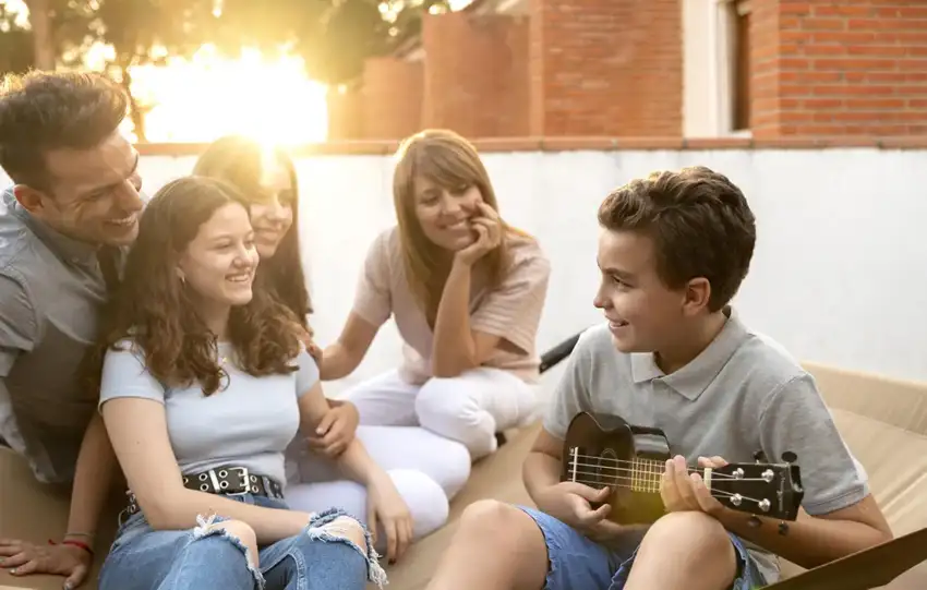 Familia compartiendo un domingo en unión, oración y descanso con propósito.