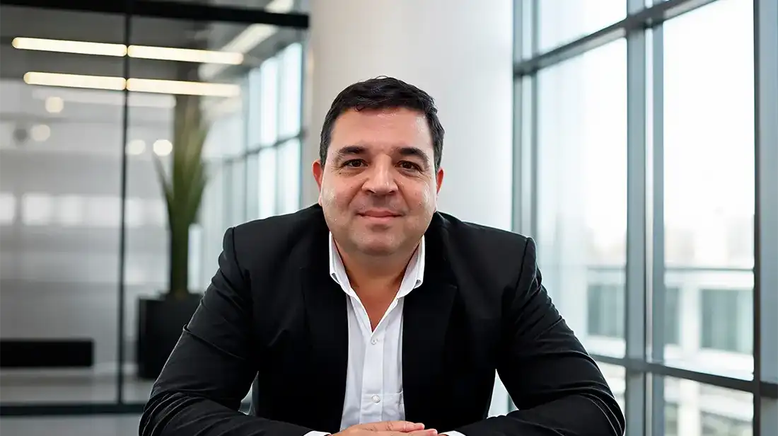 Profesional asesorando sobre seguros patrimoniales y protección financiera en Paraguay.