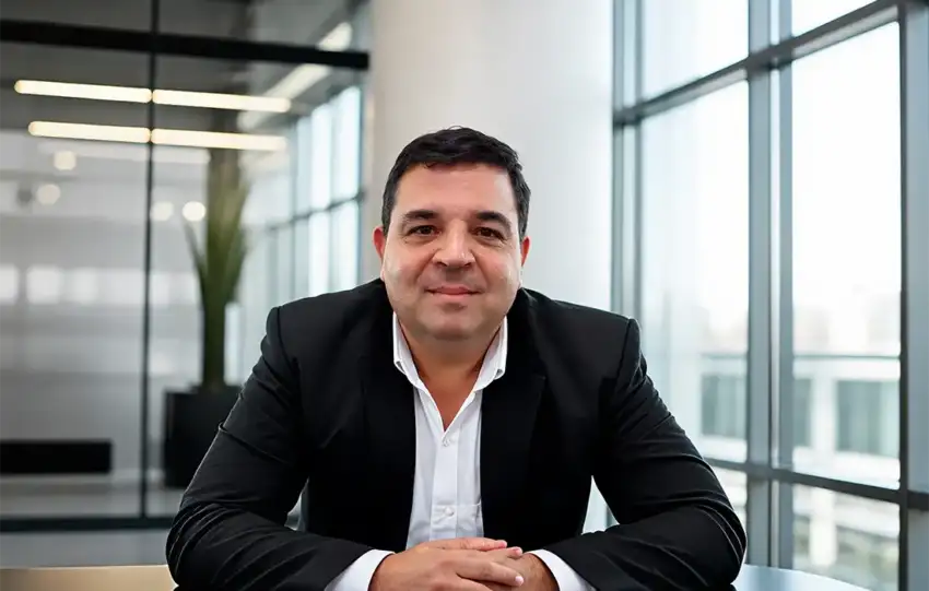 Profesional asesorando sobre seguros patrimoniales y protección financiera en Paraguay.