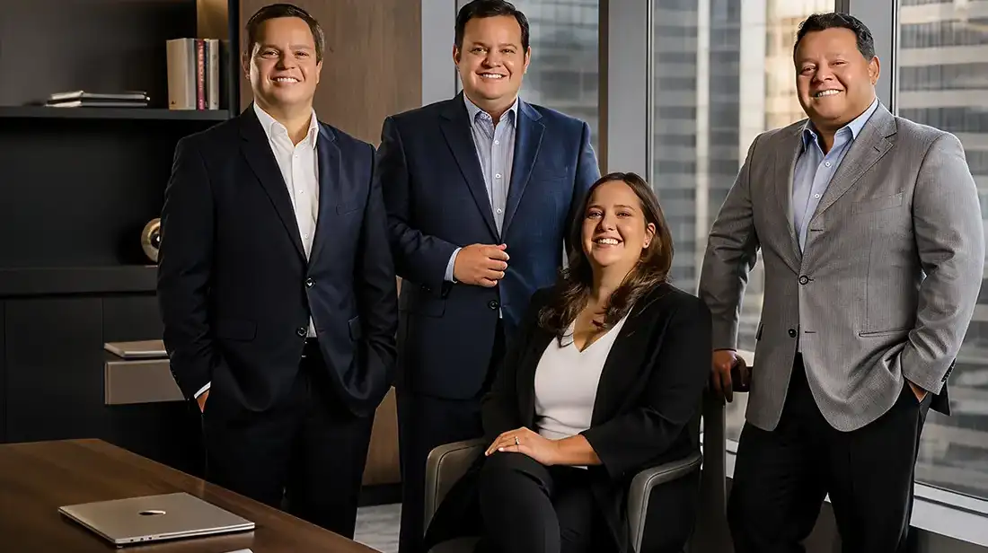 Empresarios expertos en desarrollo inmobiliario moderno en Paraguay con enfoque en innovación, ostenibilidad y calidad de vida.