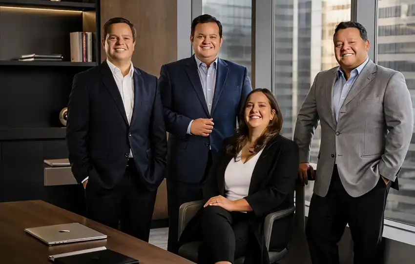 Empresarios expertos en desarrollo inmobiliario moderno en Paraguay con enfoque en innovación, ostenibilidad y calidad de vida.