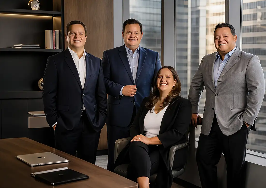 Empresarios expertos en desarrollo inmobiliario moderno en Paraguay con enfoque en innovación, ostenibilidad y calidad de vida.