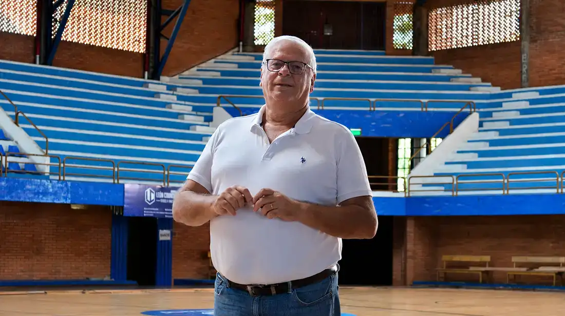 Juan Guerreros en instalaciones del Deportivo San José presentando su obra histórica sobre el legado institucional del club.