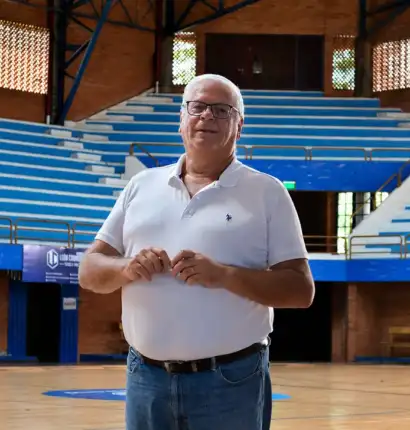 Juan Guerreros en instalaciones del Deportivo San José presentando su obra histórica sobre el legado institucional del club.