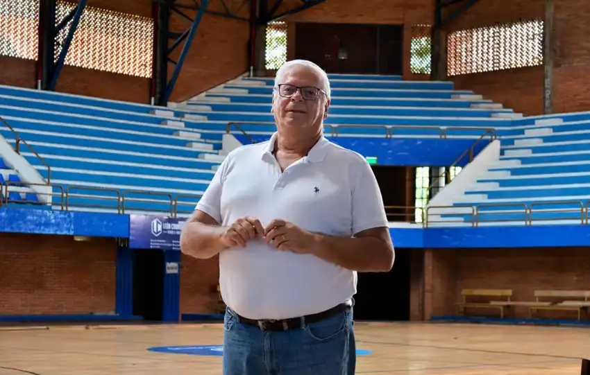 Juan Guerreros en instalaciones del Deportivo San José presentando su obra histórica sobre el legado institucional del club.