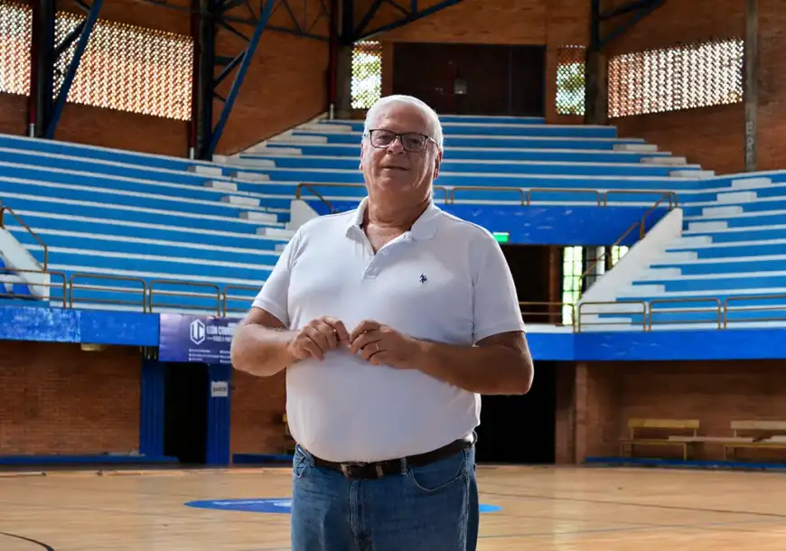 Juan Guerreros en instalaciones del Deportivo San José presentando su obra histórica sobre el legado institucional del club.