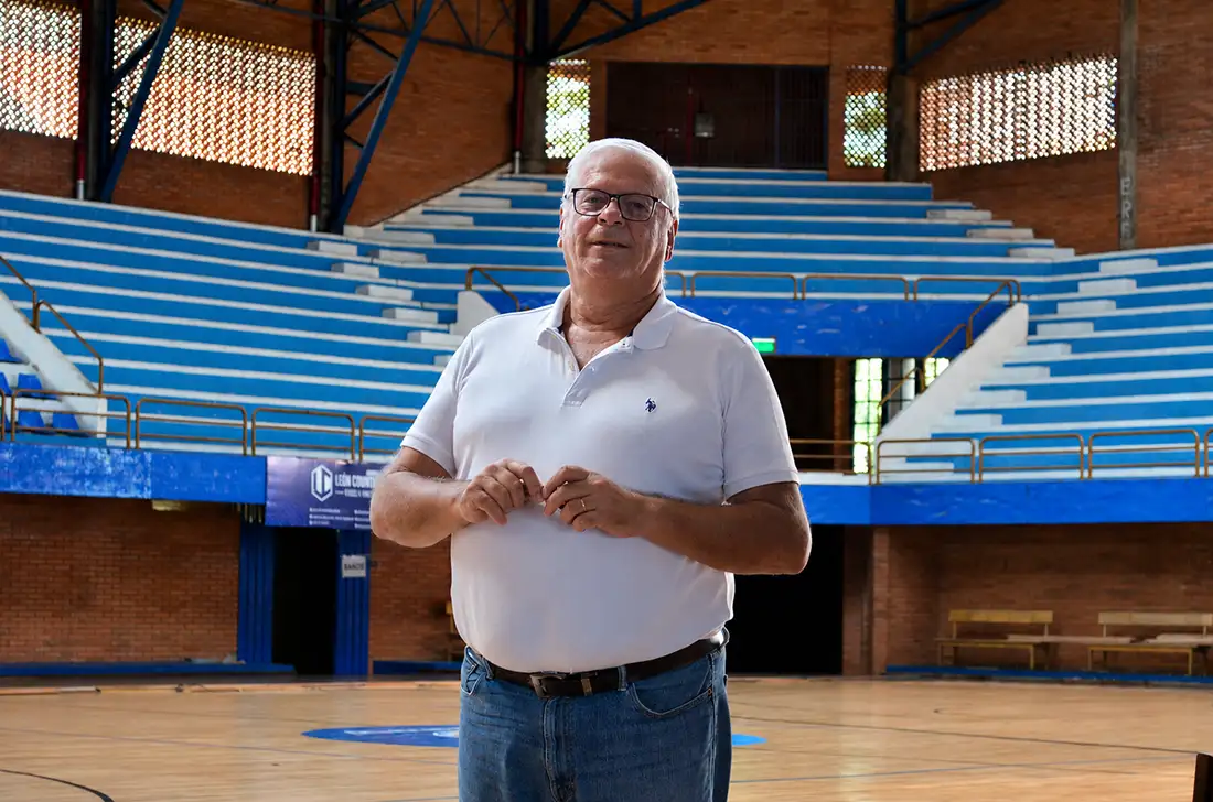 Juan Guerreros en instalaciones del Deportivo San José presentando su obra histórica sobre el legado institucional del club.