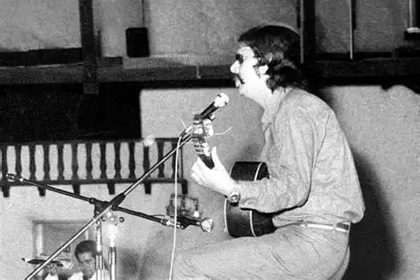 Maneco Galeano durante una presentación musical en Paraguay