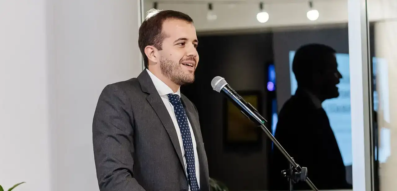 Nicolás Dos Santos Olmedo durante la presentación de su libro Derecho de Competencia Paraguayo en el Estudio Jurídico Livieres Guggiari.
