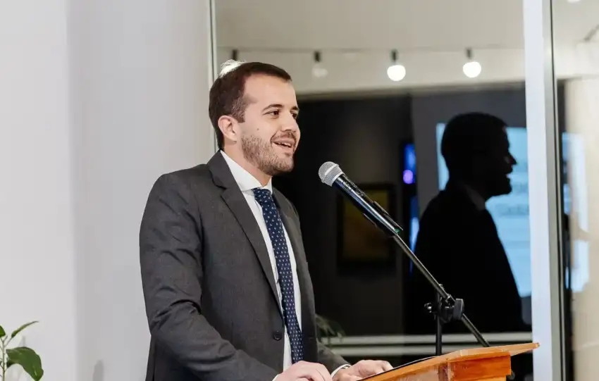 Nicolás Dos Santos Olmedo durante la presentación de su libro Derecho de Competencia Paraguayo en el Estudio Jurídico Livieres Guggiari.